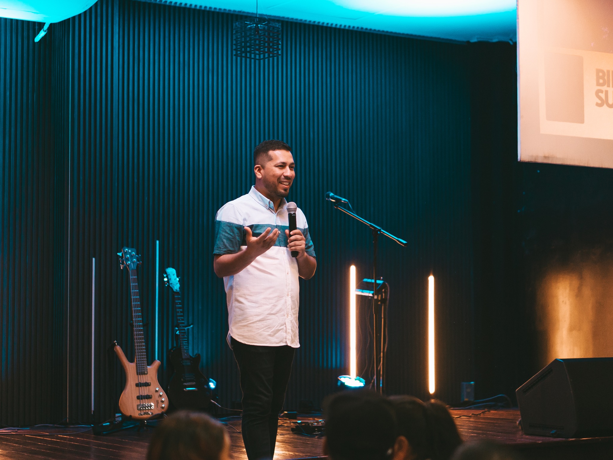 Persona guiando a un grupo pequeño