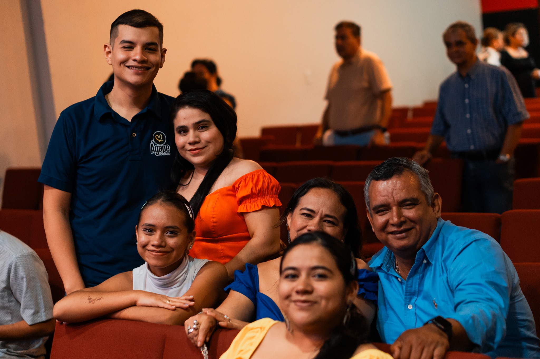 Gente conversando y riendo en la iglesia